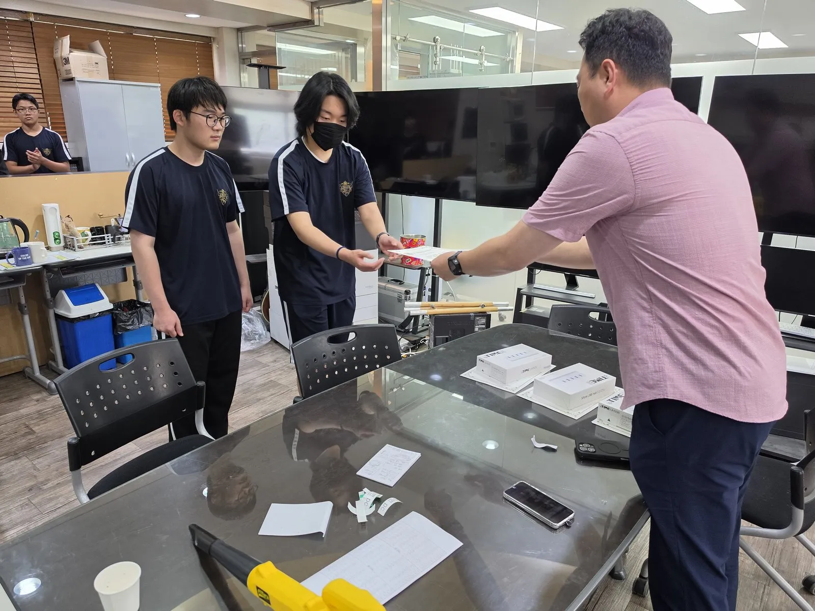 수상 팀에게 상장을 전달하는 장면