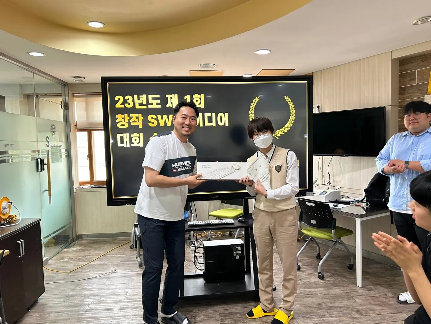 제1회 창작SW아이디어 경진대회 시상식에 모인 수상 학생들