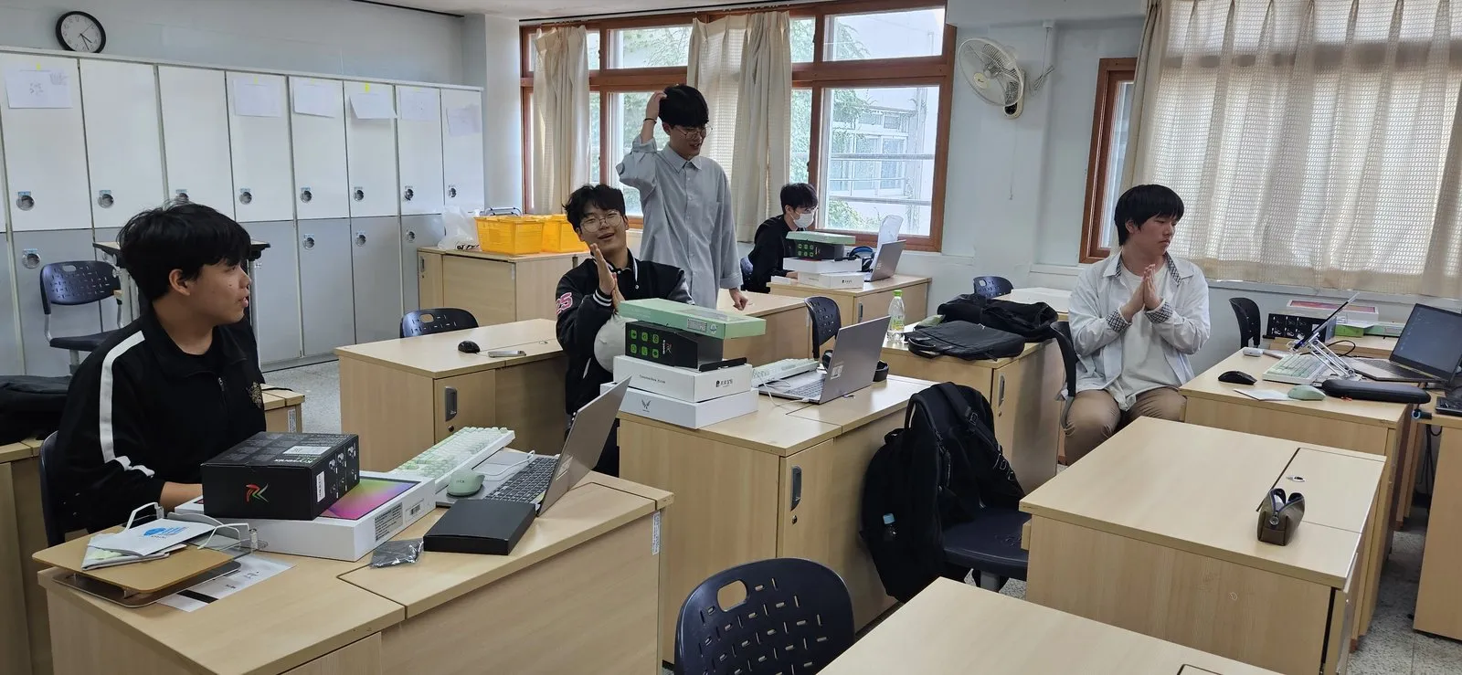교실에서 노트북으로 기능경기대회 과제를 연습하는 학생들