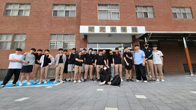 강연을 마친 뒤 학교 앞마당에서 졸업생과 함께 찍은 단체 사진