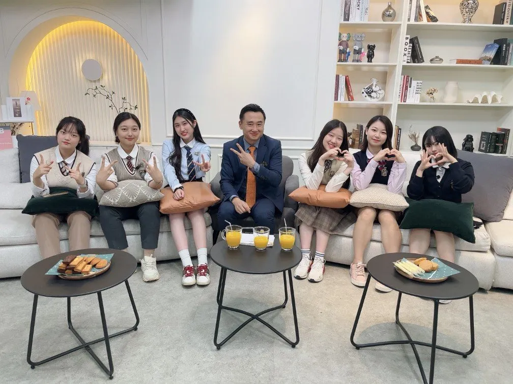 고딩 썰전 촬영 스튜디오에서 진행자와 출연 학생들이 함께 앉은 모습