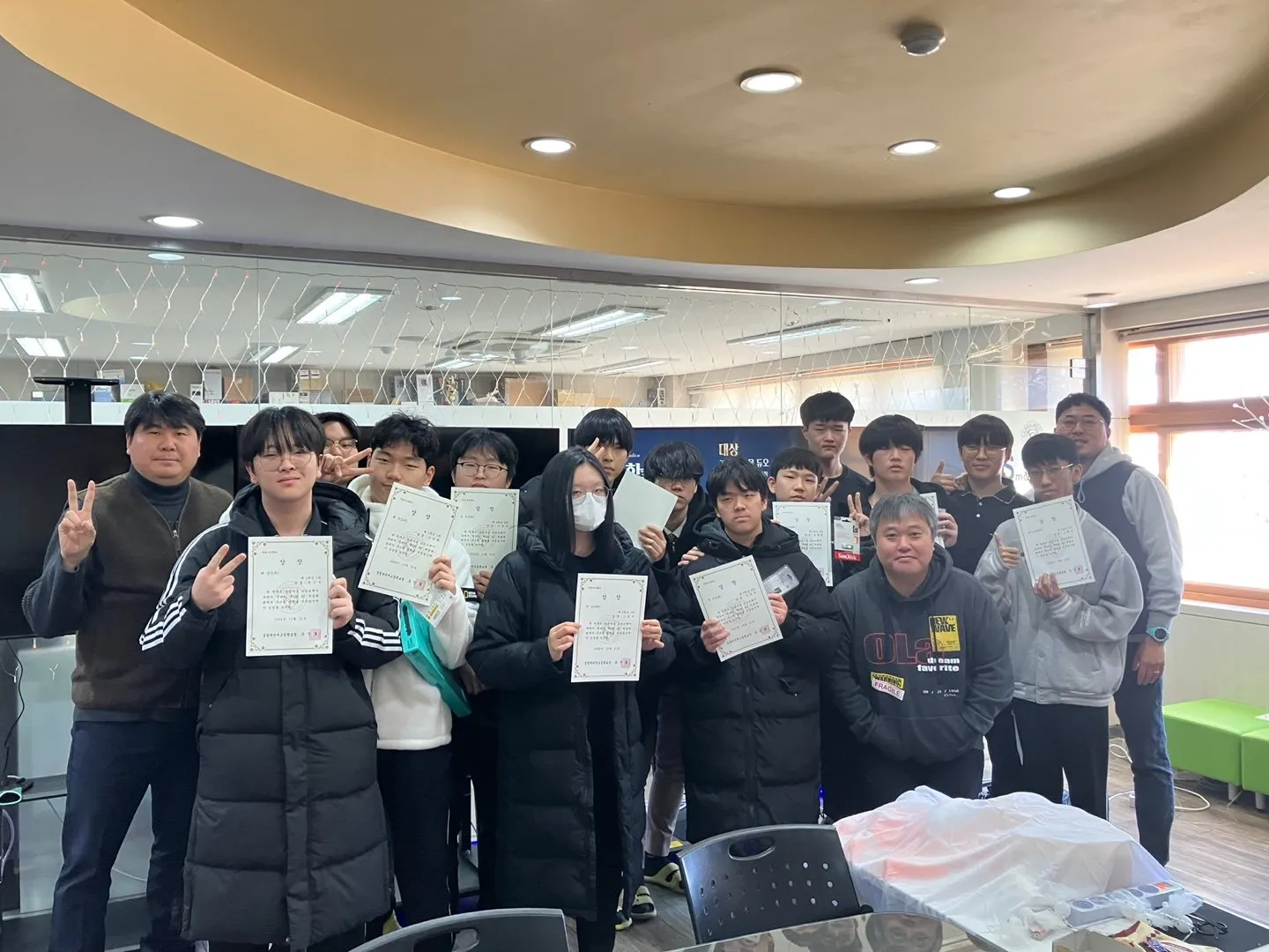 제3회 AI학술대회 시상식에 모인 수상 학생들