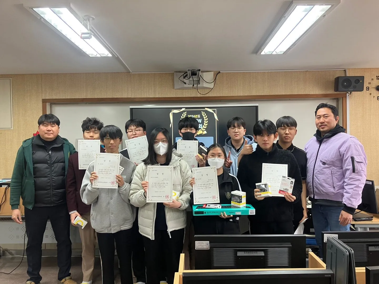 제2회 창작SW개발대회 시상식에 모인 수상 학생들