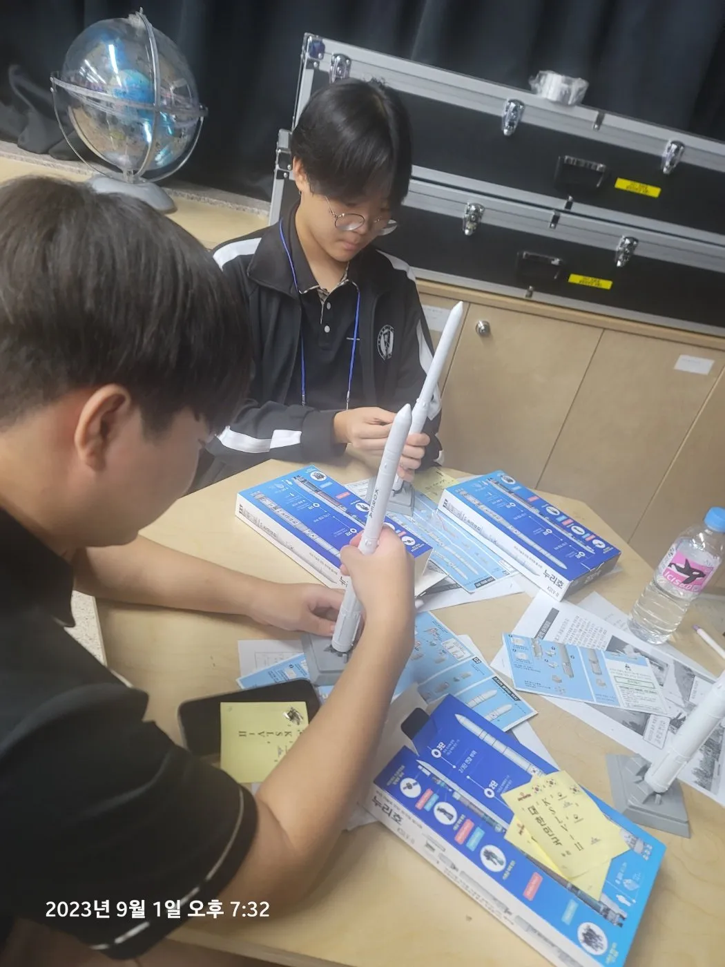 망원경 키트를 조립하는 학생