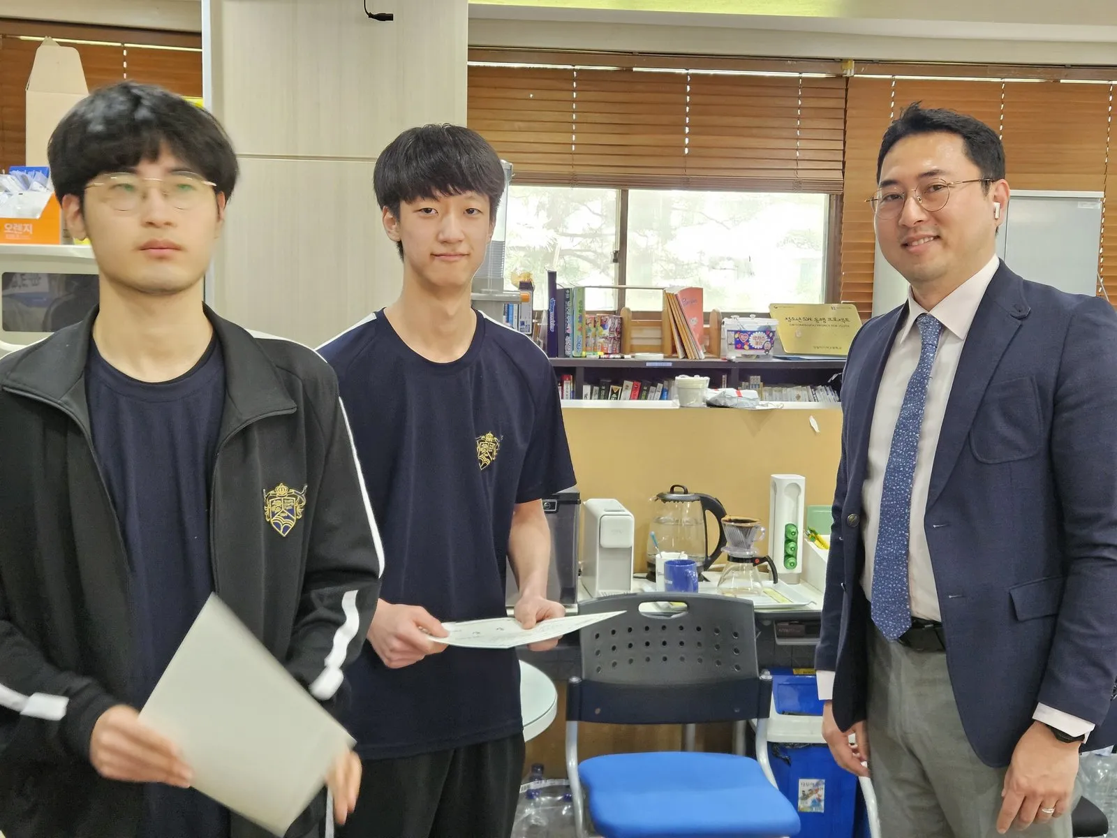시상식에서 상장을 든 수상 팀과 학과 교사