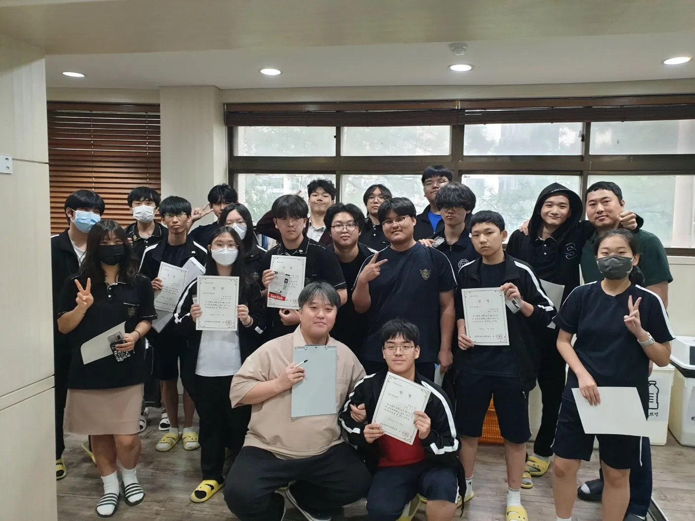 제2회 창작SW아이디어 경진대회 시상식에 모인 수상 학생들