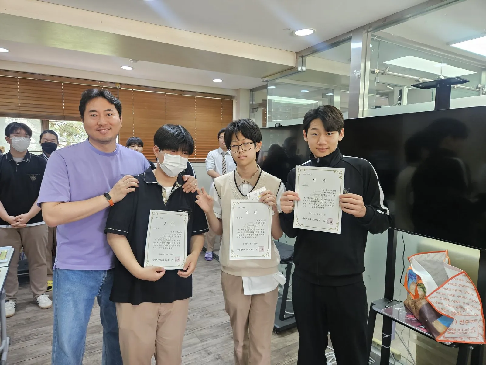 시상식에서 상장을 든 수상 팀