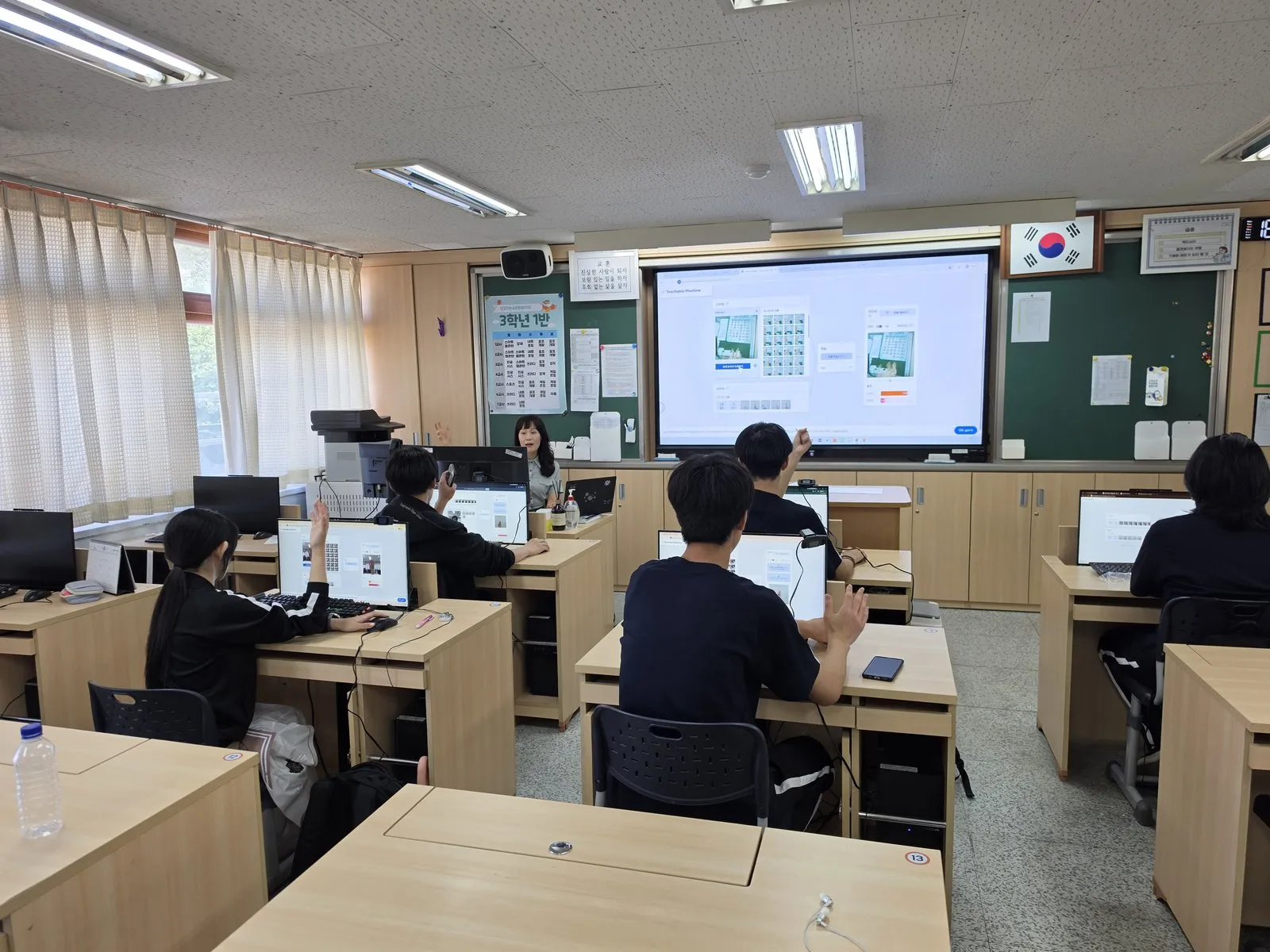 전자칠판에 띄운 티처블 머신 화면. '안전해'와 '위험해' 두 분류에 웹캠 이미지 샘플이 모여 있다
