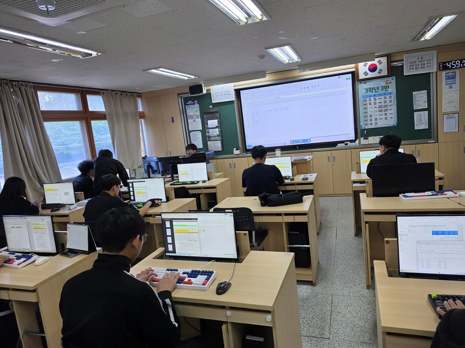 3학년 교실에서 전자칠판에 데이터 표를 띄우고 진행한 DX 전문가 양성반 수업