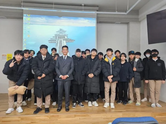 강연을 마친 뒤 시청각실 무대에서 졸업생과 학생들이 함께 찍은 사진