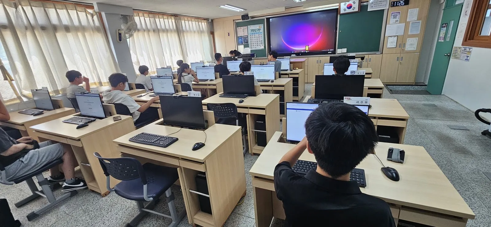컴퓨터실에서 AICE Junior 과정 수업을 듣는 학생들