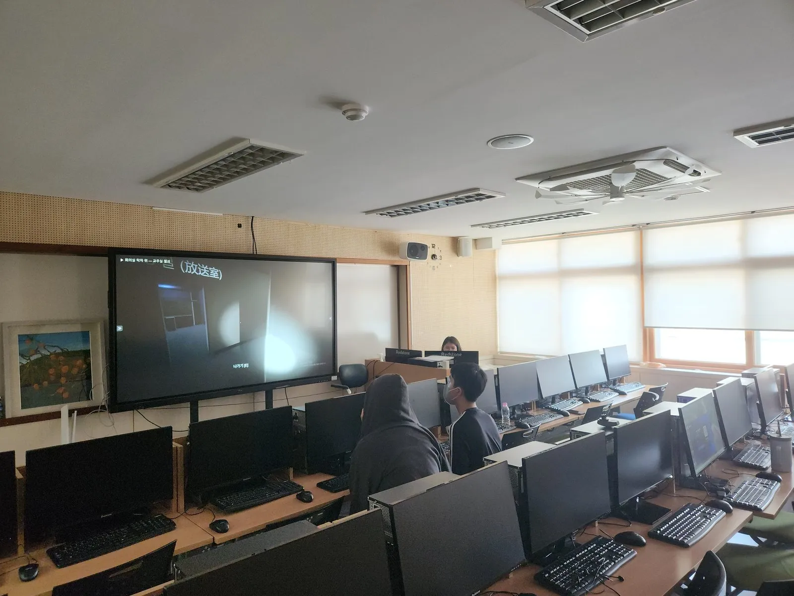 컴퓨터실에서 진로캠프 안내를 듣는 참가자들