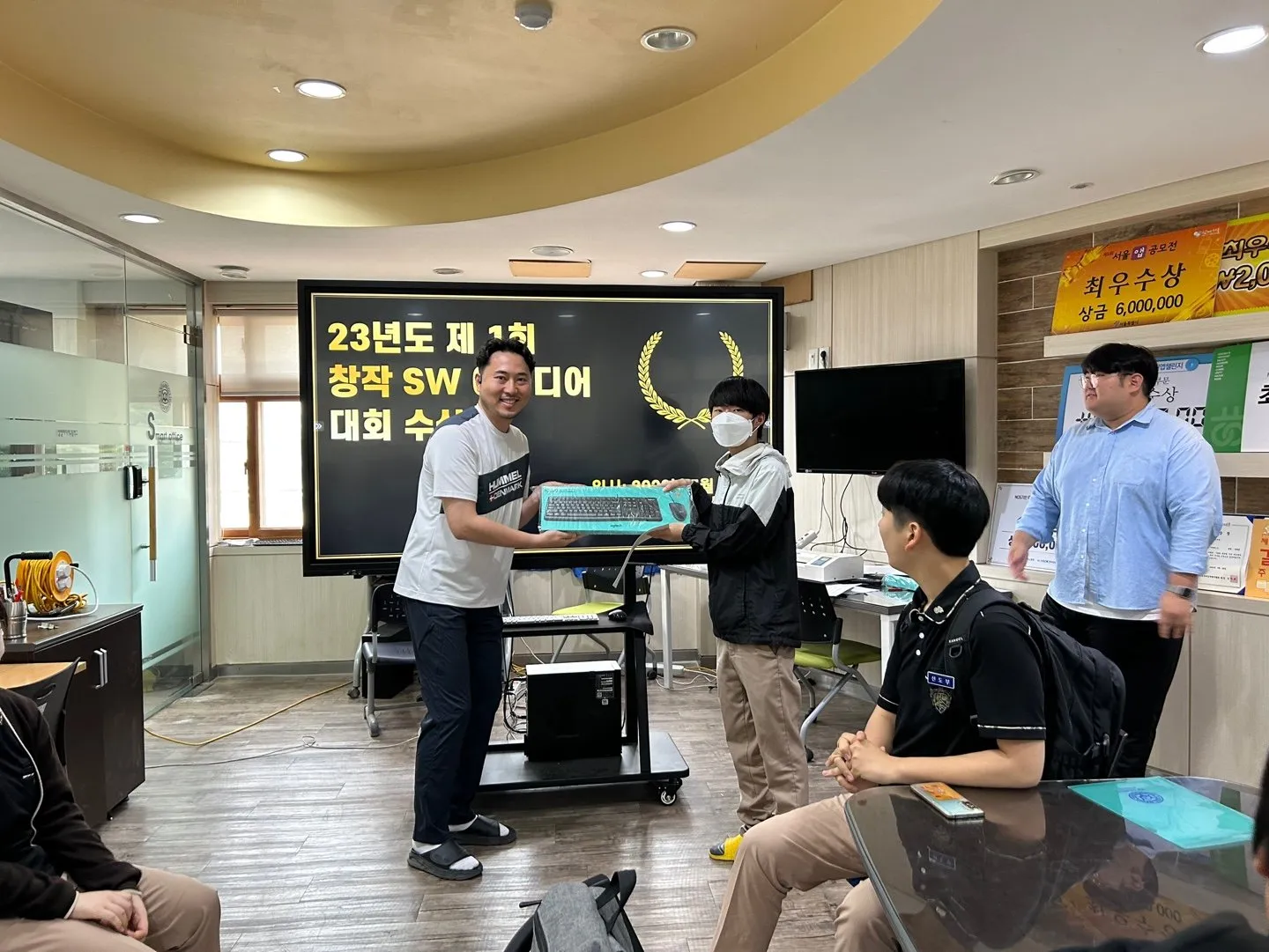 수상 학생에게 상장과 부상을 전달하는 장면