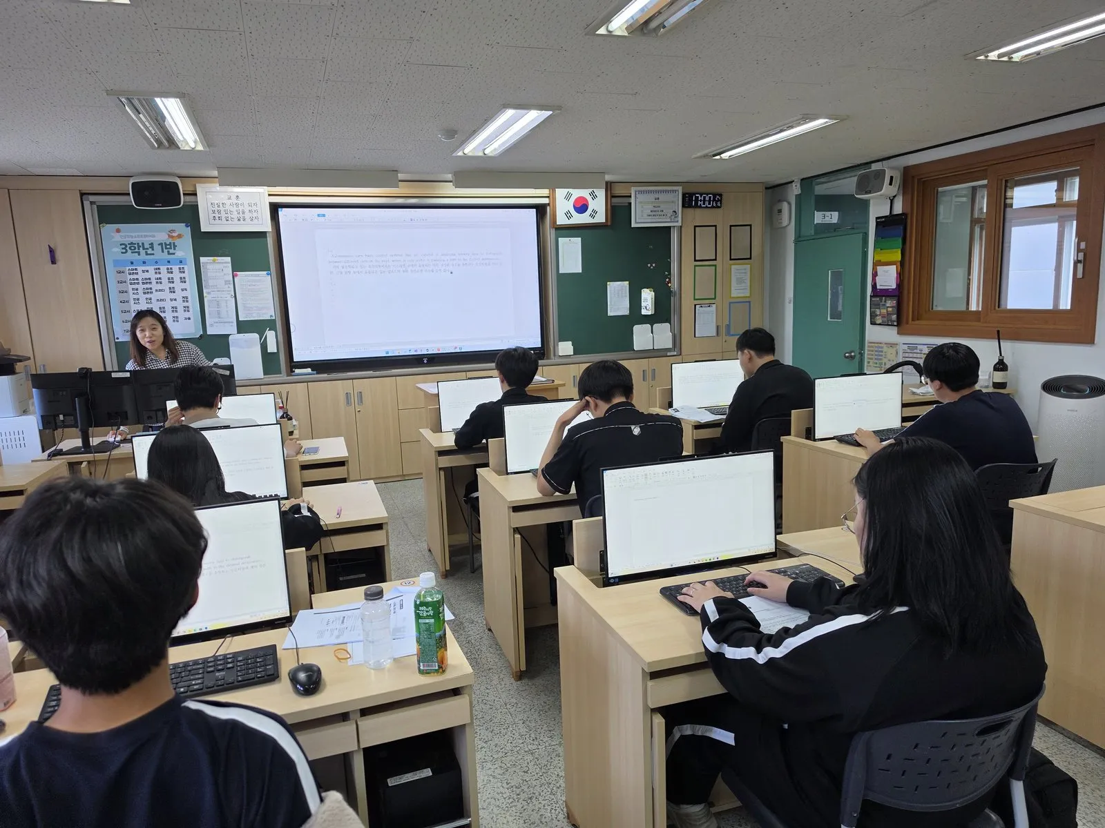 퓨처테크반 수업을 듣는 학생들