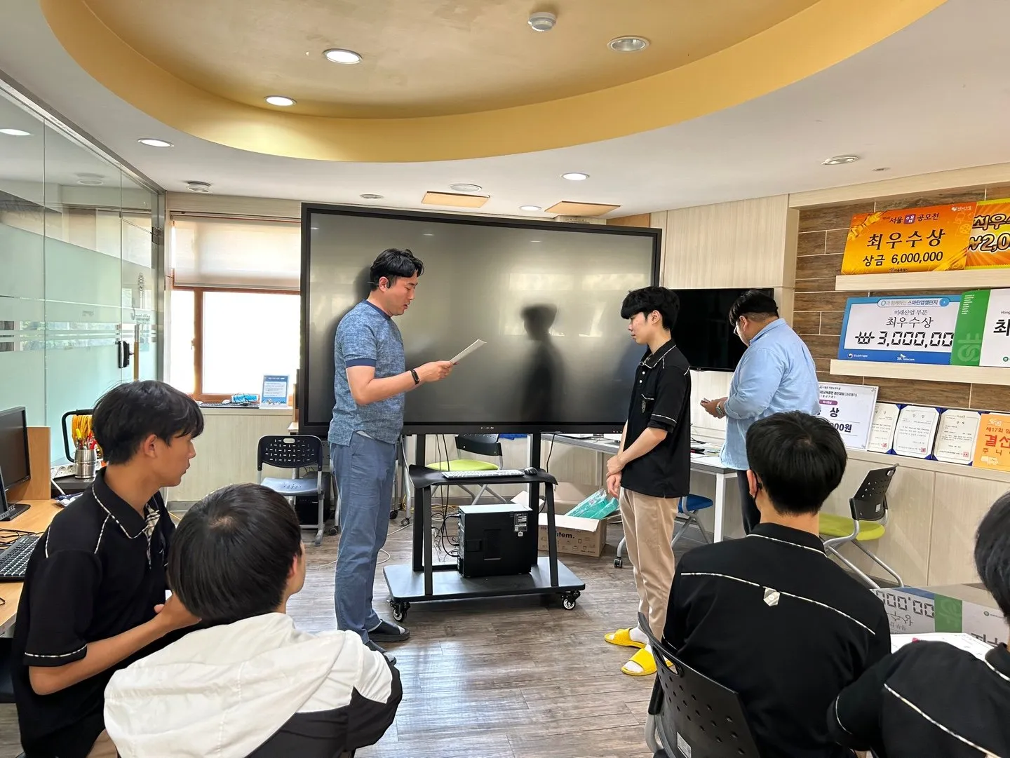 수상 학생에게 상장을 건네는 장면
