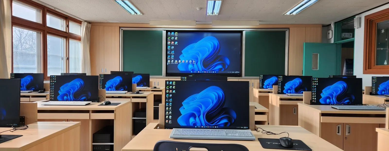 실습실 앞쪽. 전자칠판과 교사용 컴퓨터