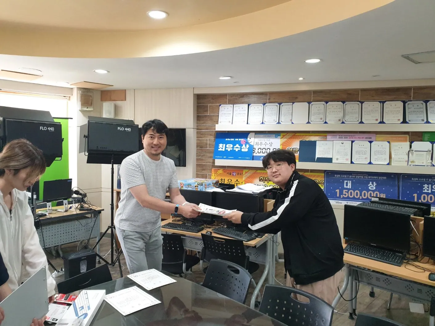 시상식에서 상장을 전달하는 장면