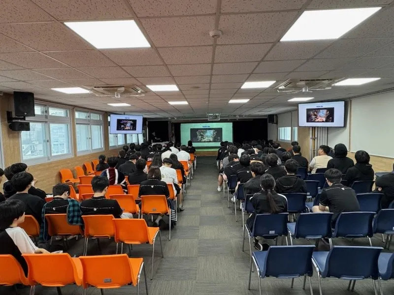 강당에서 생성형 AI 디지털콘텐츠 제작 강의를 듣는 학생들