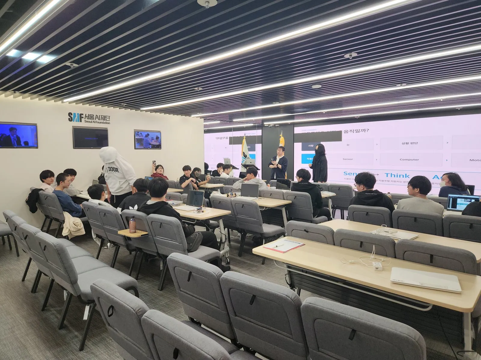 교육 공간에서 설명을 듣는 참가 학생들