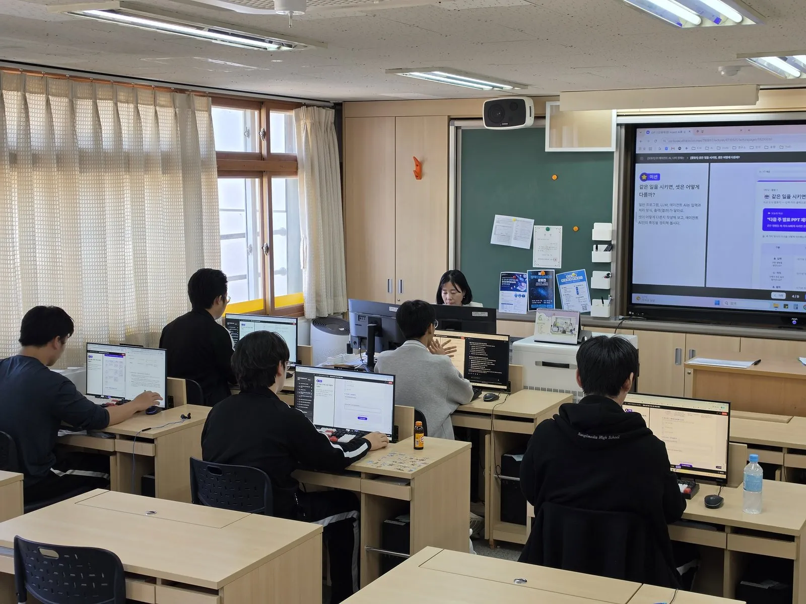 각자 컴퓨터로 실습하는 3학년 학생들