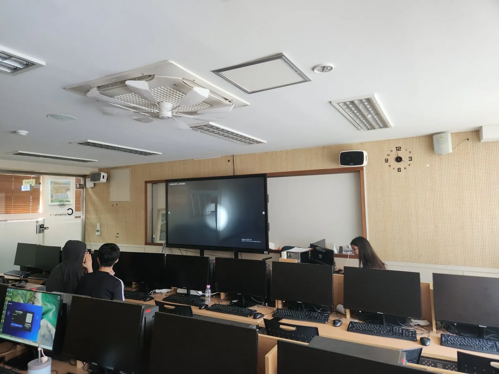 모니터가 설치된 실습실에서 진행된 진로캠프 현장