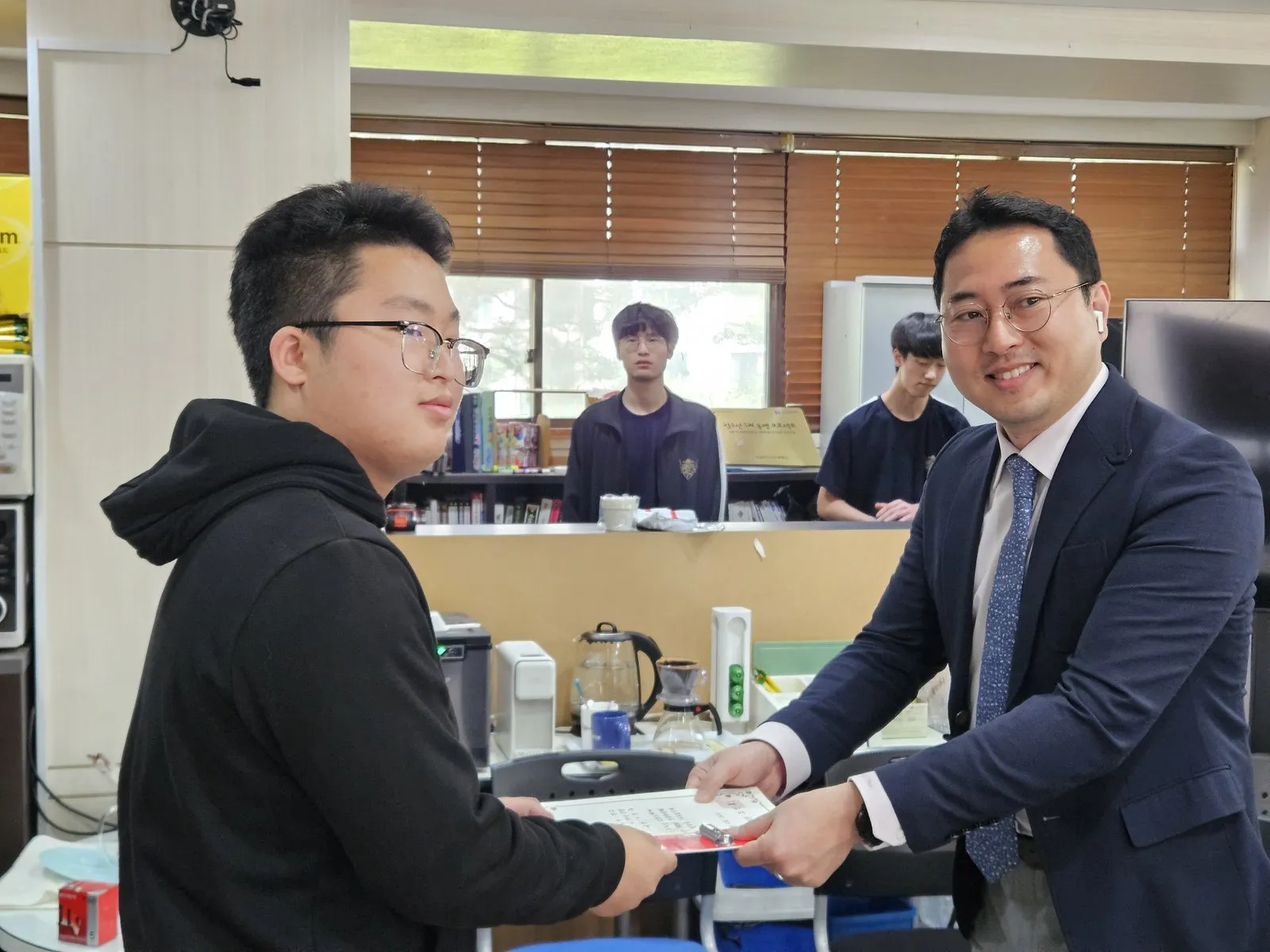 상장을 든 수상 학생들