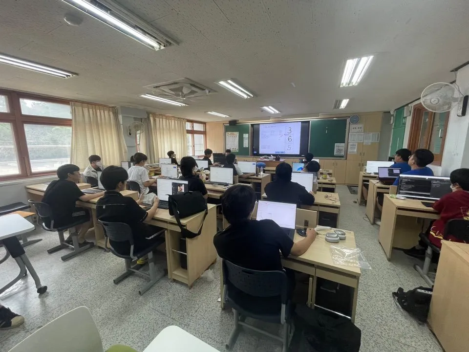교실에서 강의를 듣는 학생들