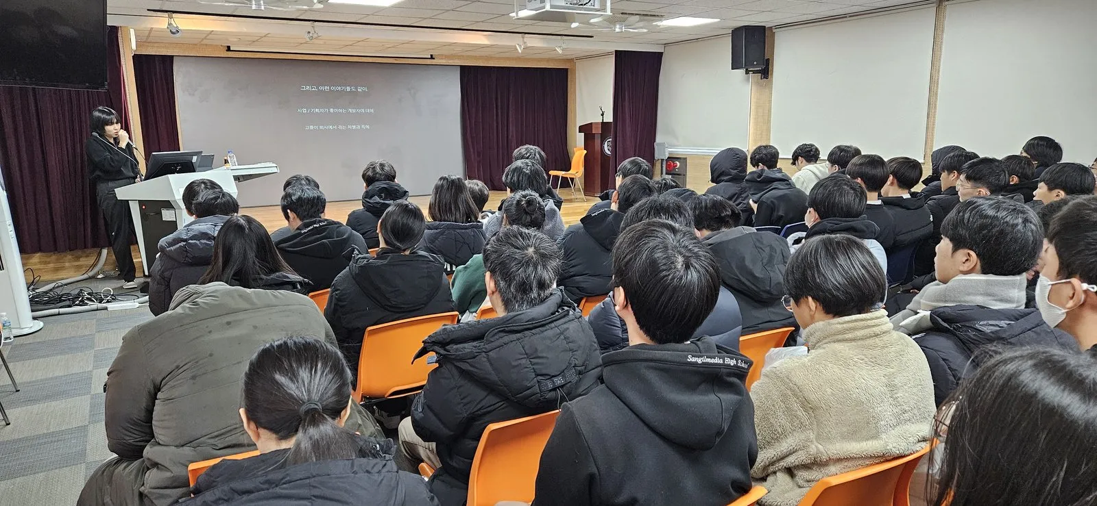 단상에서 강연하는 졸업생