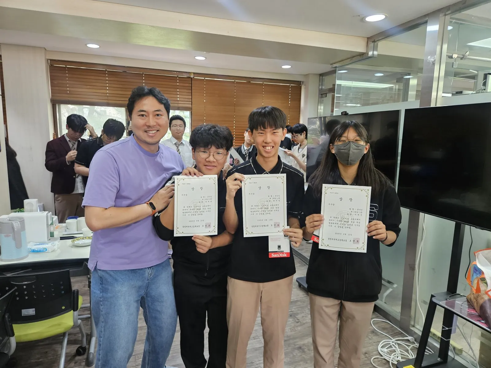 수상 학생에게 상장을 전달하는 장면