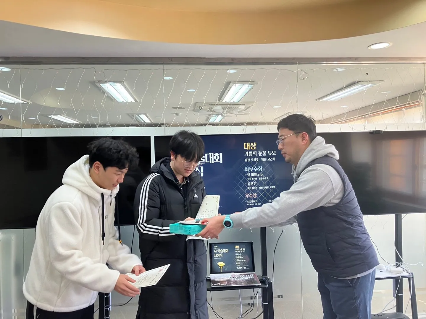 수상 학생에게 상장을 전달하는 장면