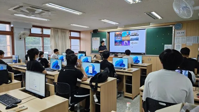 강사의 설명을 들으며 실습하는 학생들