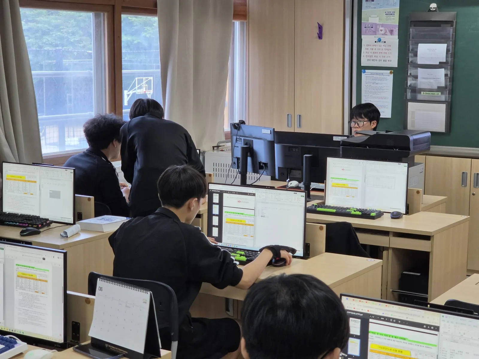 각자 컴퓨터로 데이터를 다루는 학생들
