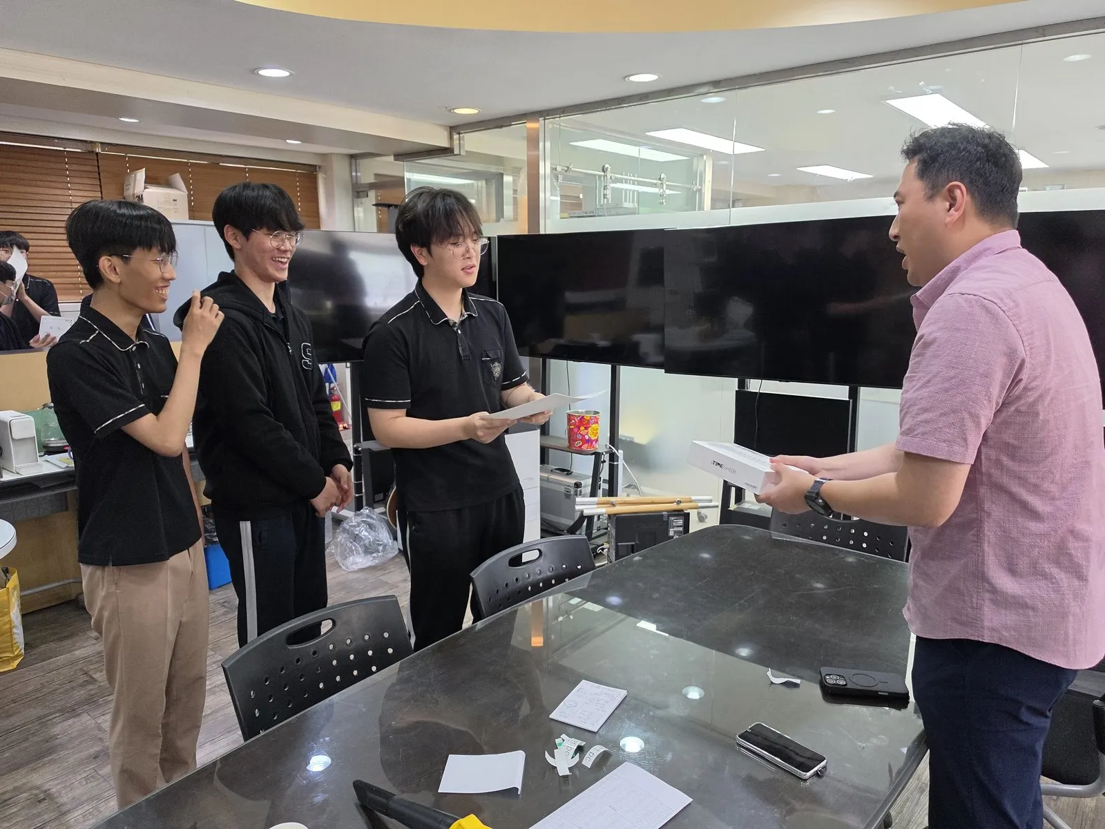 상장을 받는 수상 팀