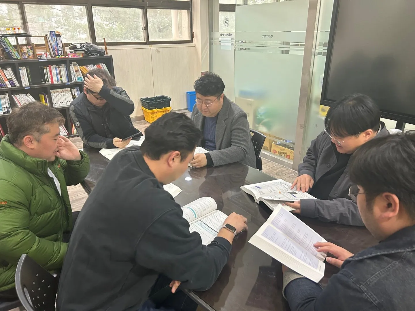 교재를 함께 읽는 교사들