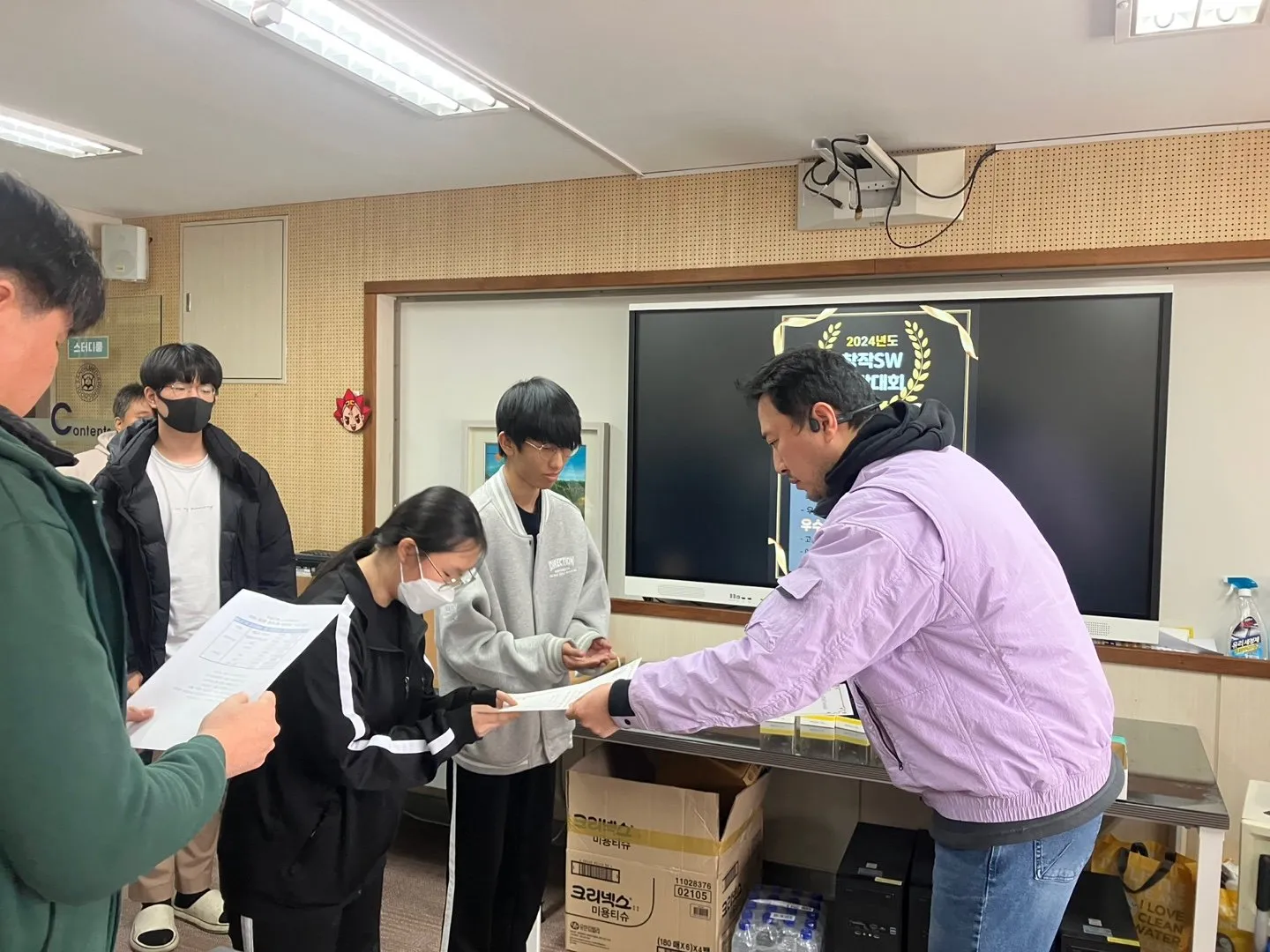 수상 학생에게 상장을 전달하는 장면