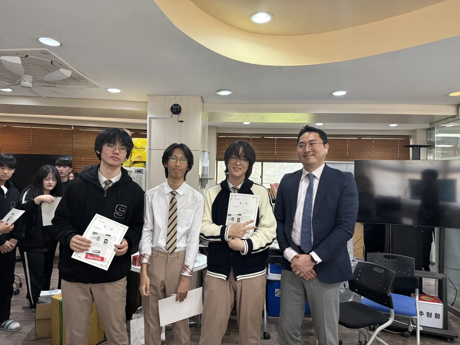 수상 학생에게 상장을 전달하는 장면