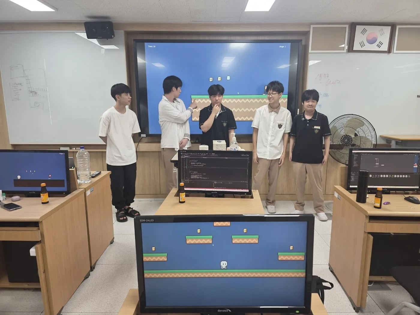 멘토링을 마치고 함께 선 대학생 멘토와 학생들