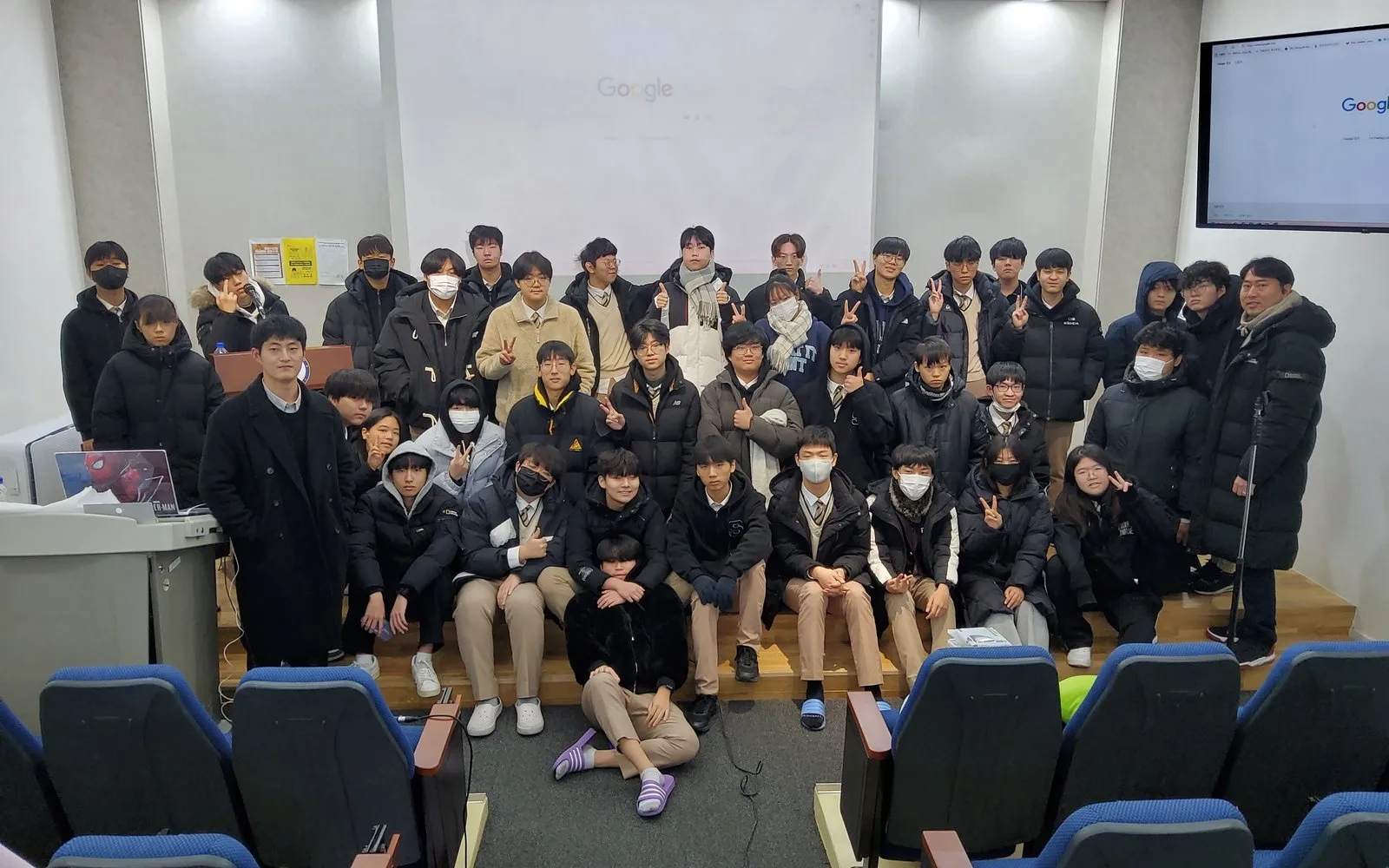 강연을 마친 뒤 졸업생과 재학생이 함께 찍은 단체 사진