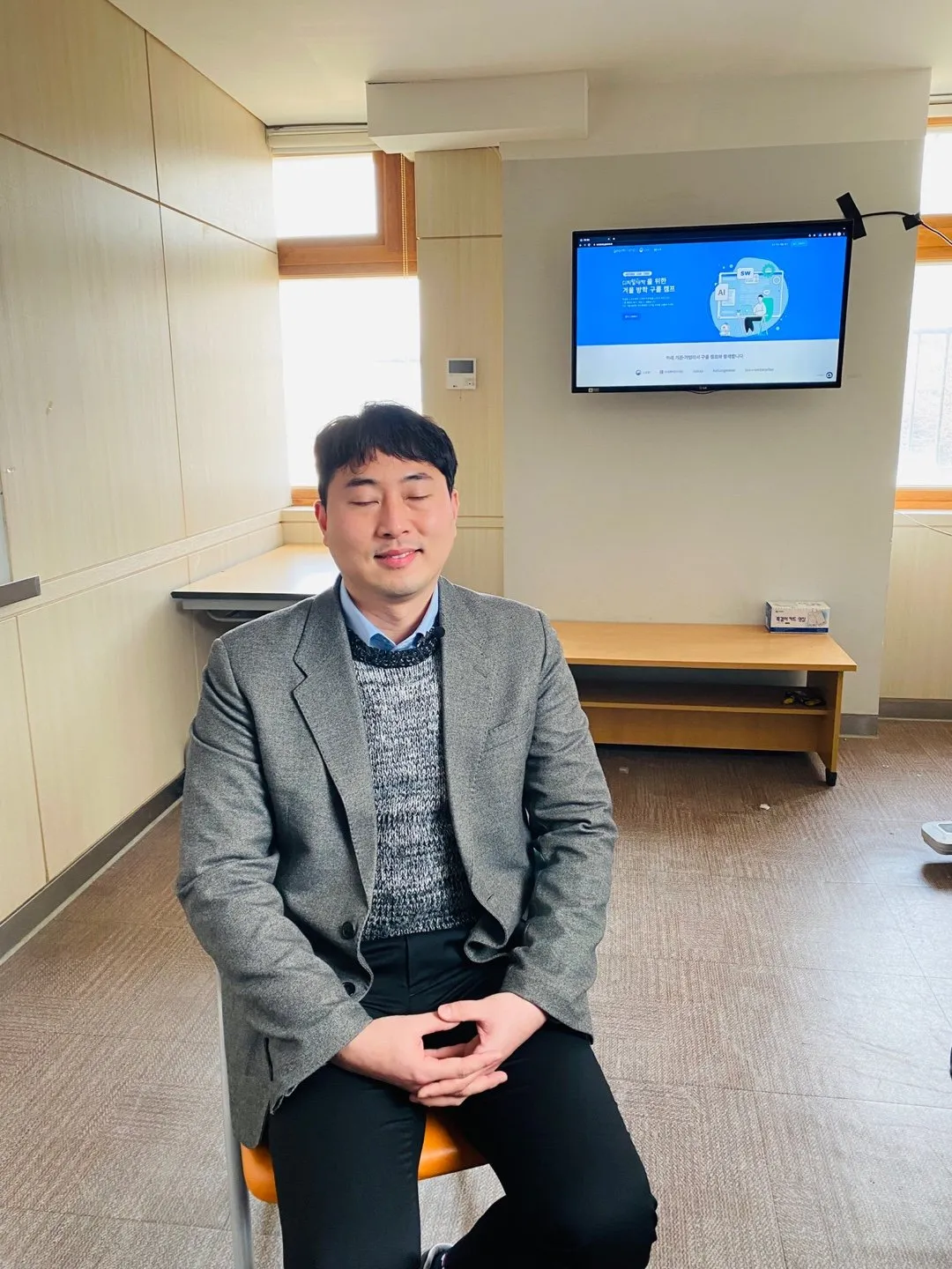 인터뷰에 응하는 인공지능소프트웨어과 교사