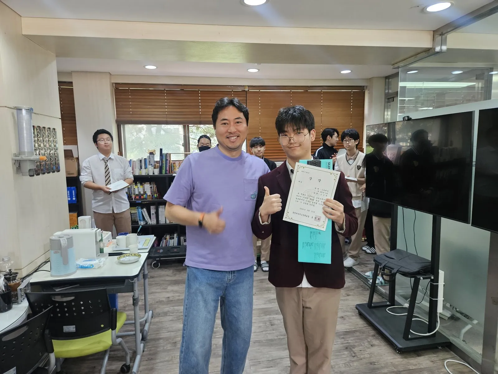 상장을 든 수상 학생들과 학과 교사