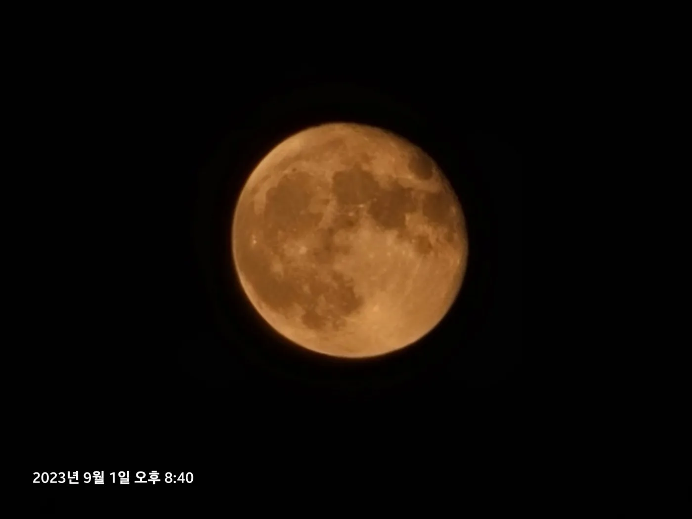 천문대 망원경으로 촬영한 보름에 가까운 달