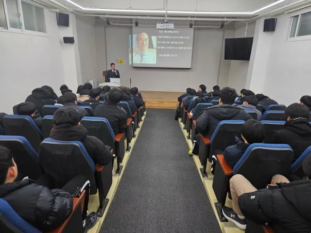 시청각실을 가득 채운 학생들