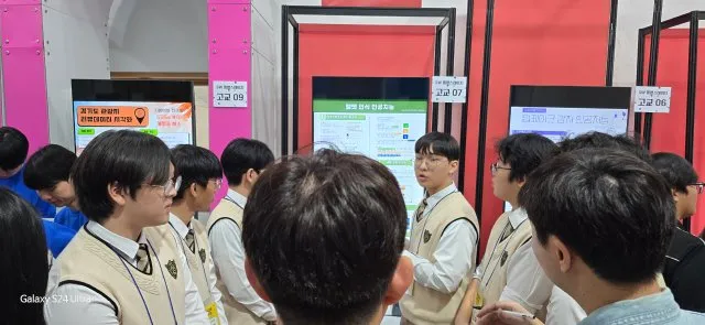 부스 앞에 모인 방문객들