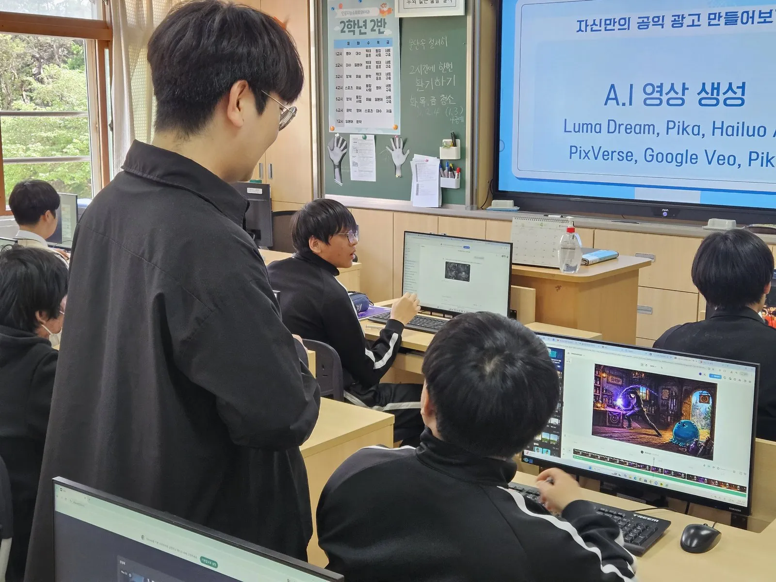 헤드셋을 쓰고 AI 영상 생성 도구로 작업하는 학생들