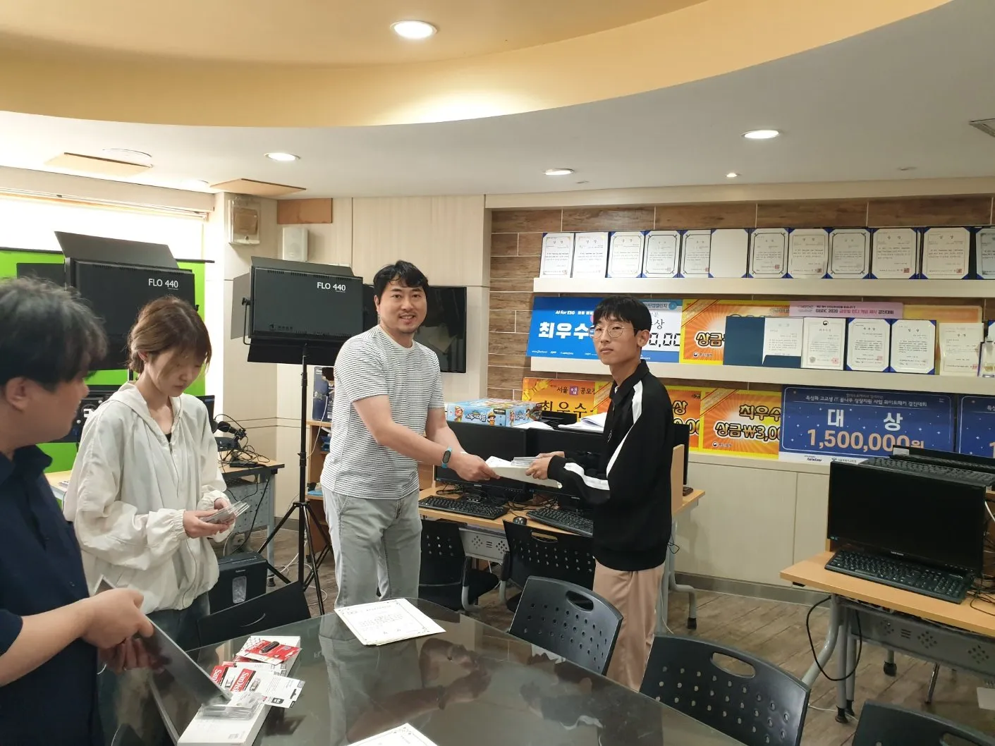 수상 학생에게 상장을 건네는 장면