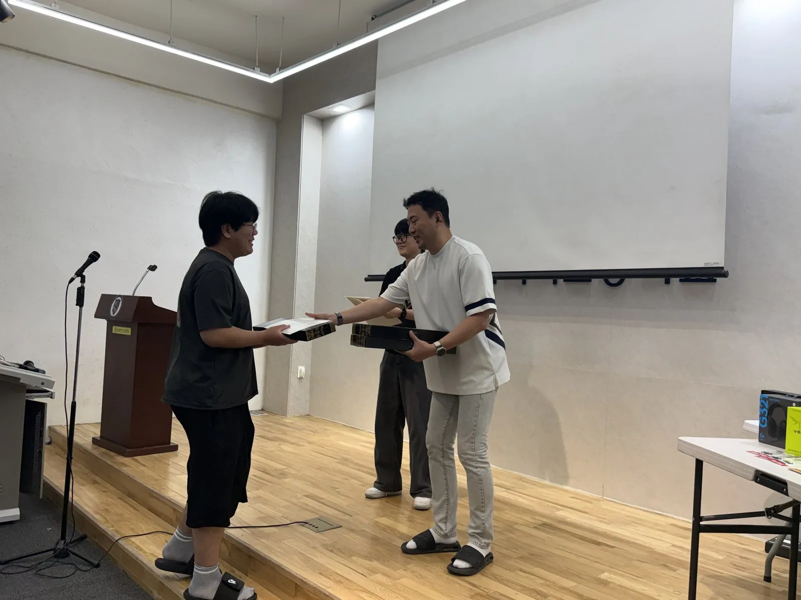 시청각실에서 수료식을 마치고 함께 선 진로캠프 참가 학생들