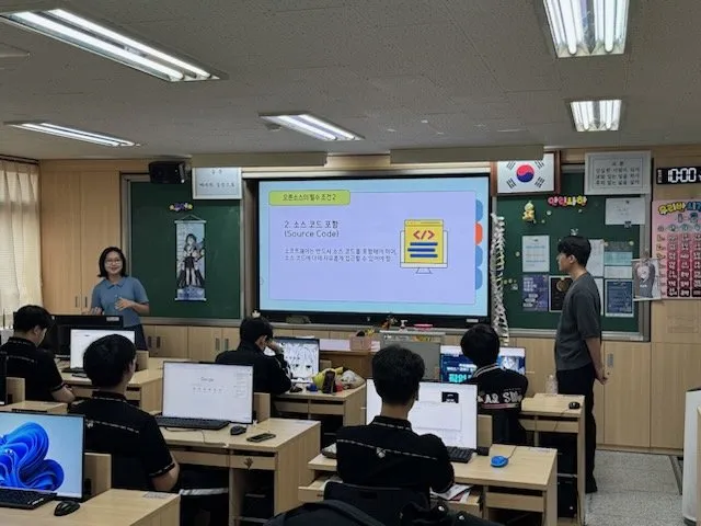 교실에서 오픈소스와 Git·GitHub 강의를 듣는 학생들