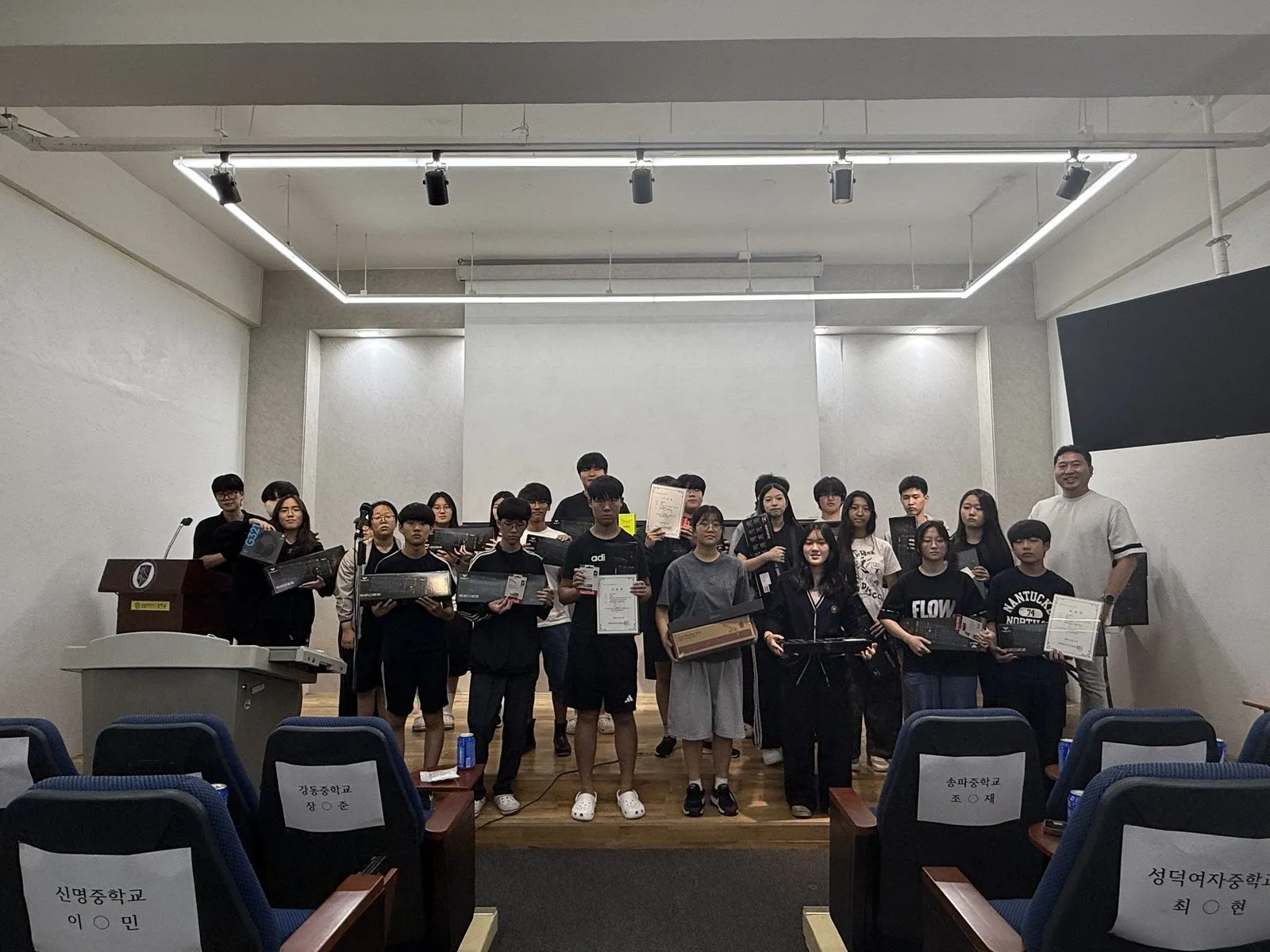 수료증을 받는 학생
