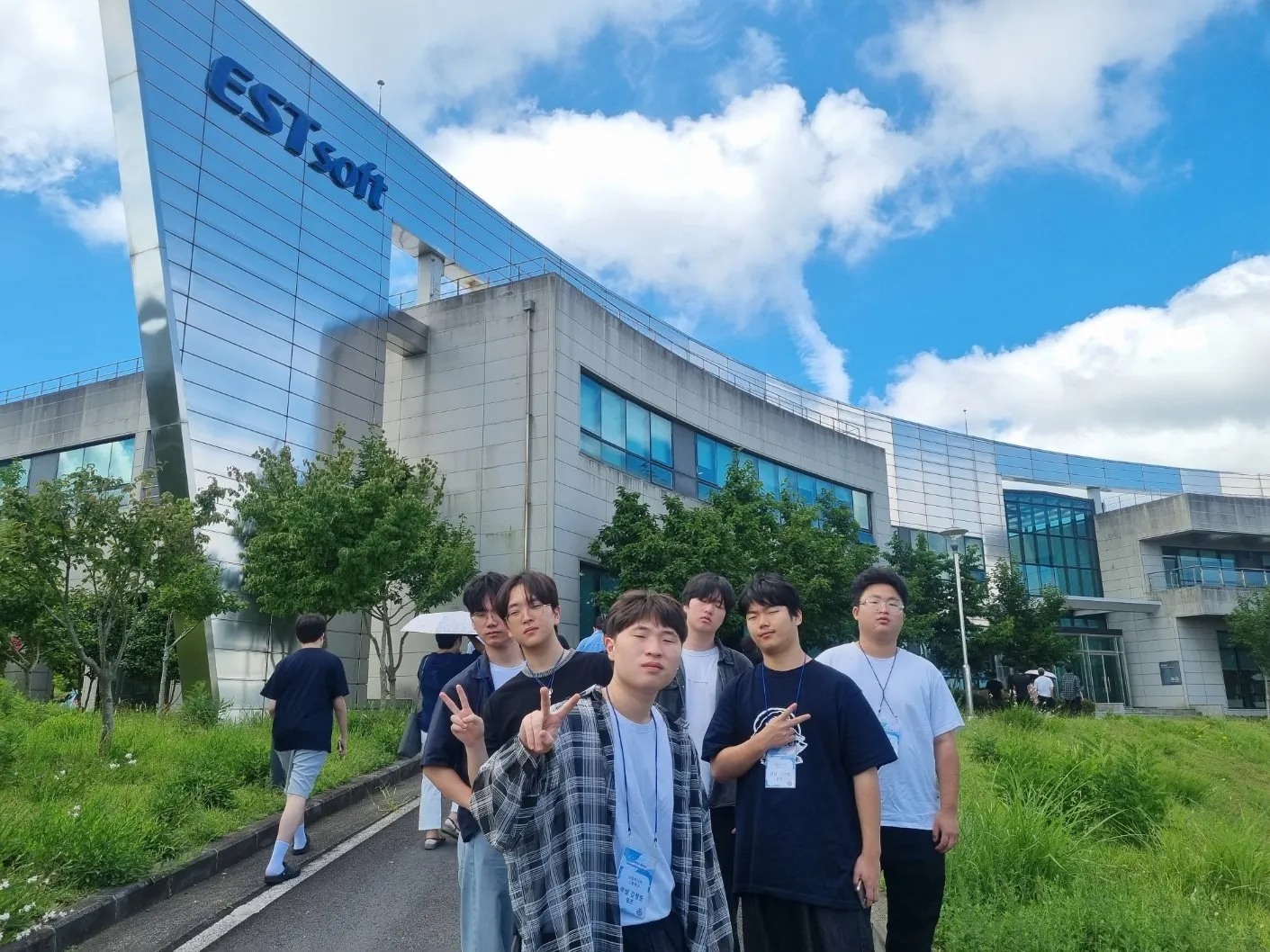 이스트소프트 제주 사옥 앞에 선 학생들