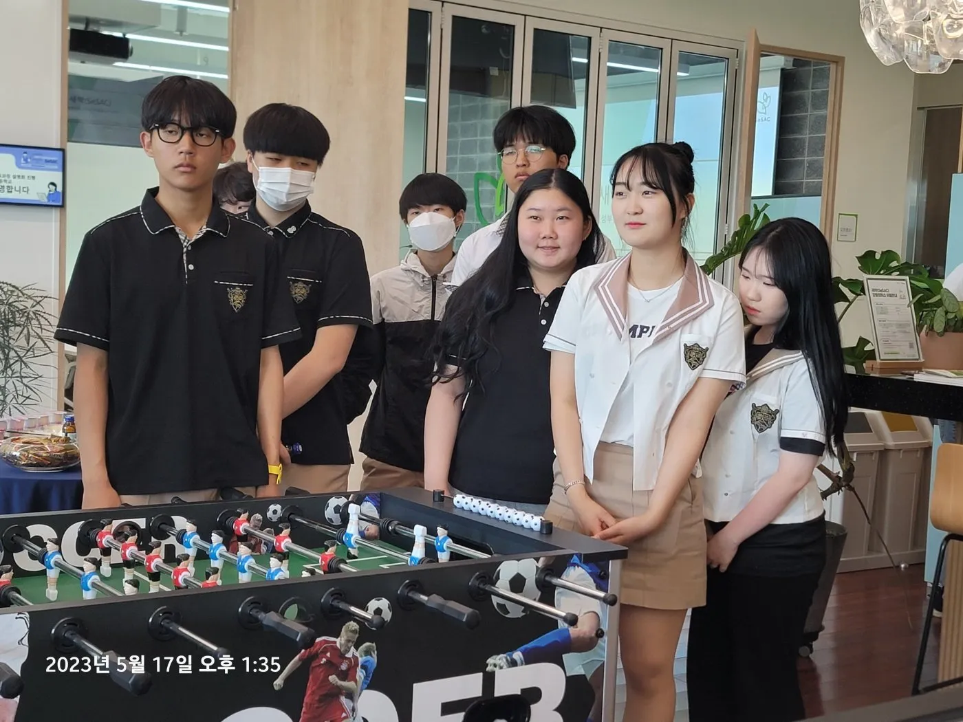 캠퍼스에서 함께 사진을 찍은 학생들